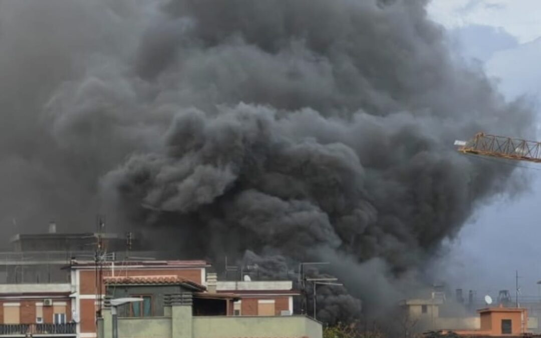 Incendio a Roma, zona Due Leoni: Magazzino in Fiamme, Il Fumo Invade l’Ufficio Postale e il Quartiere