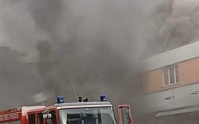 Incendio a Due Leoni: il fumo avvolge il quartiere